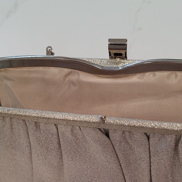 Vintage Ande Special Occasion Clutch/Handbag in Metallic Silver - Picture 9 of 11